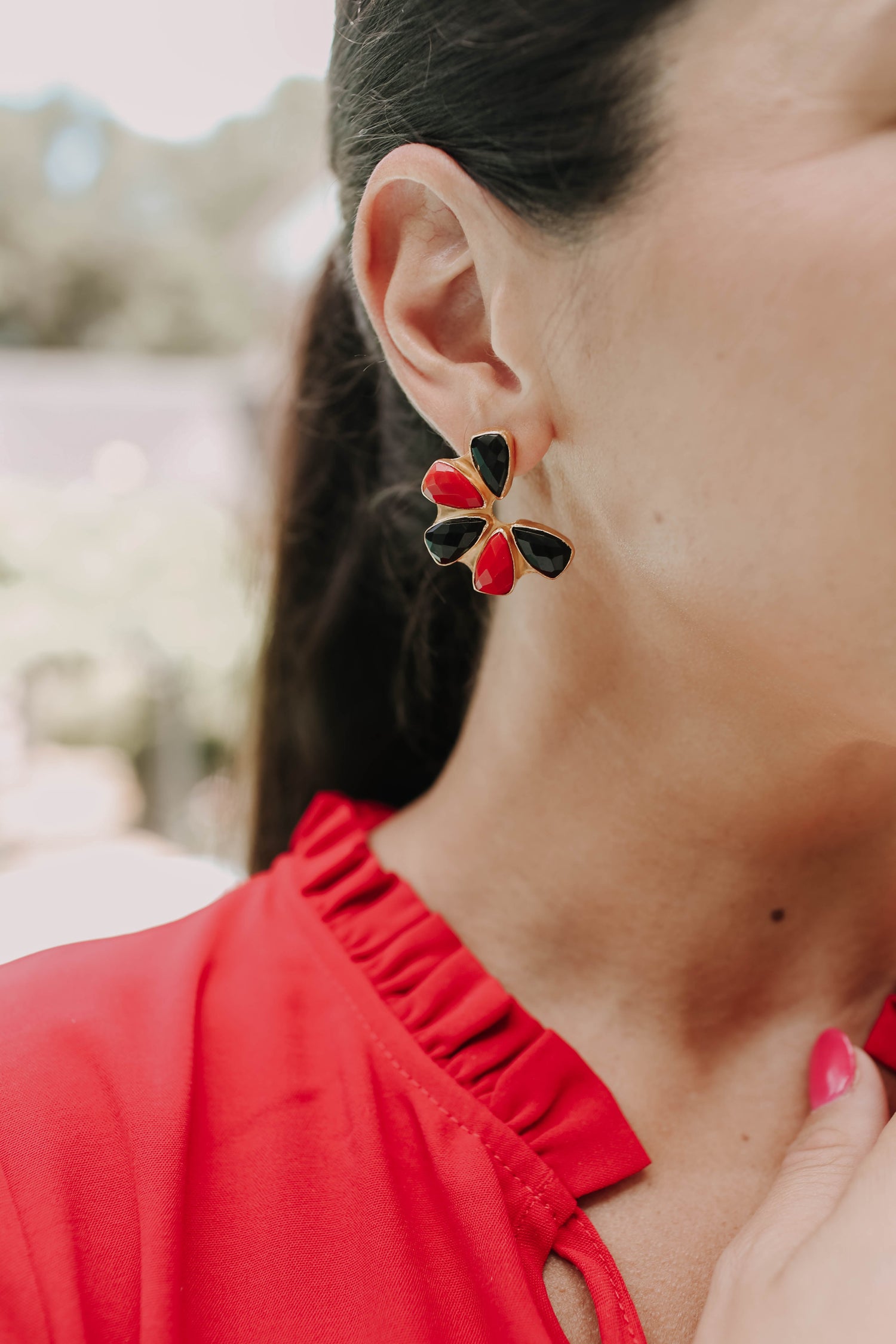 Gold-plated flower stud earrings with black and red faceted stones