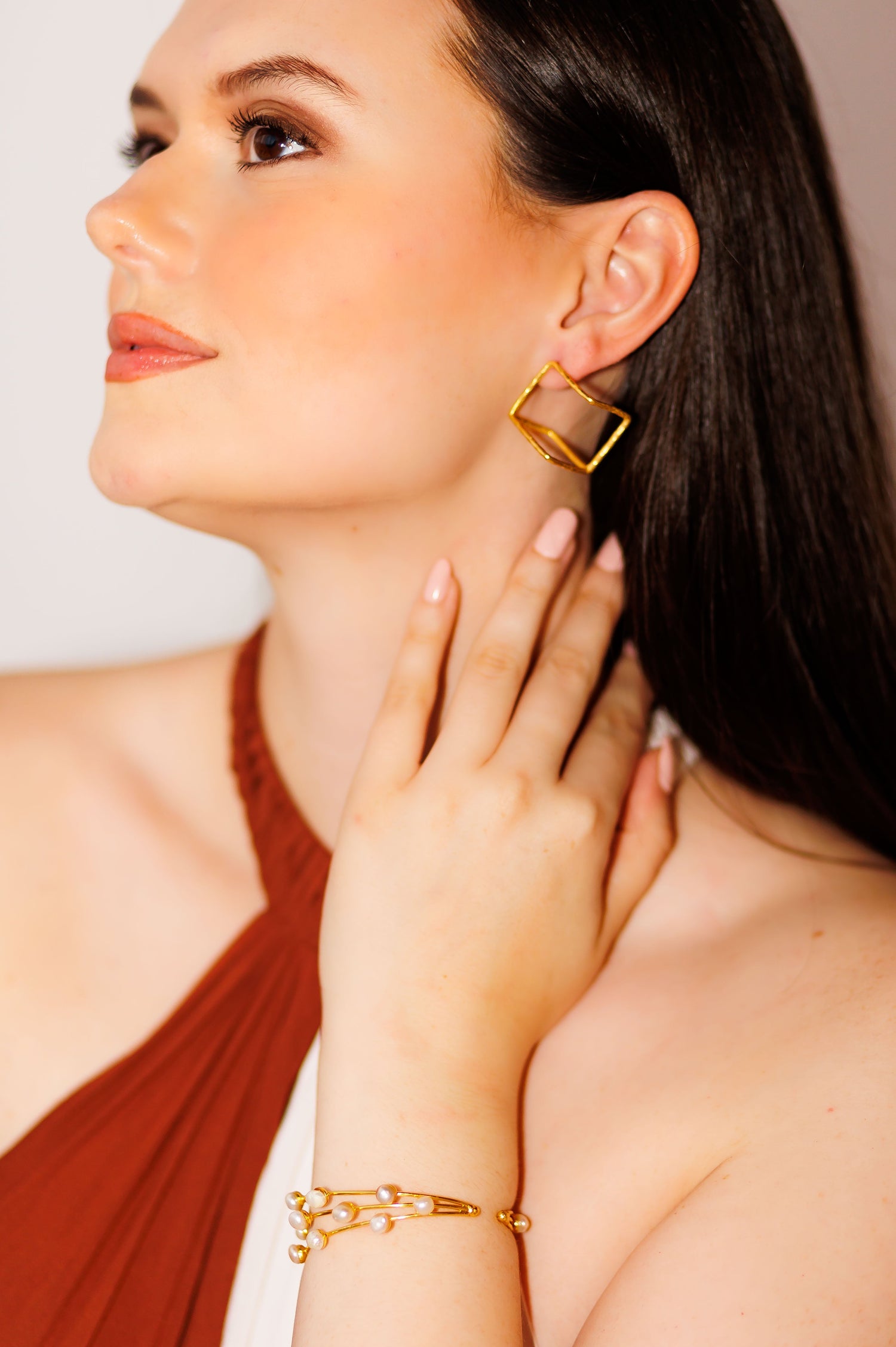 Gold geometric square hoop earrings and chain bracelet