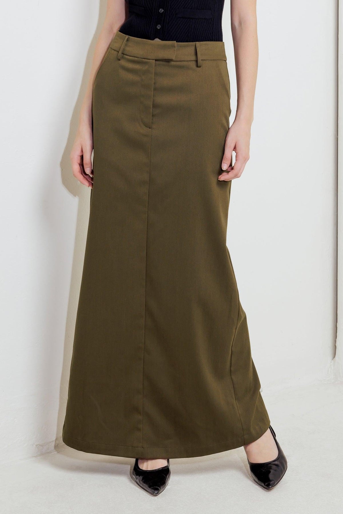 Woven skirt in olive brown, straight midi length with side seams and belt loops