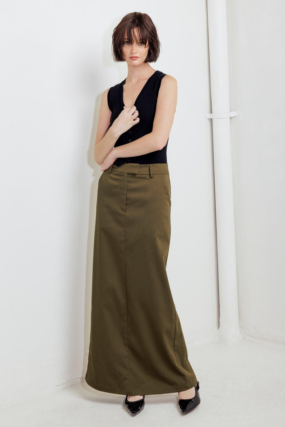 Woven skirt in olive brown, high-rise straight midi length with side pockets