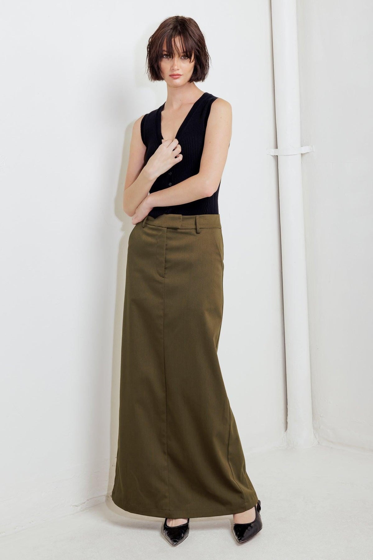 Woven skirt in olive brown, high-rise straight midi length with side pockets