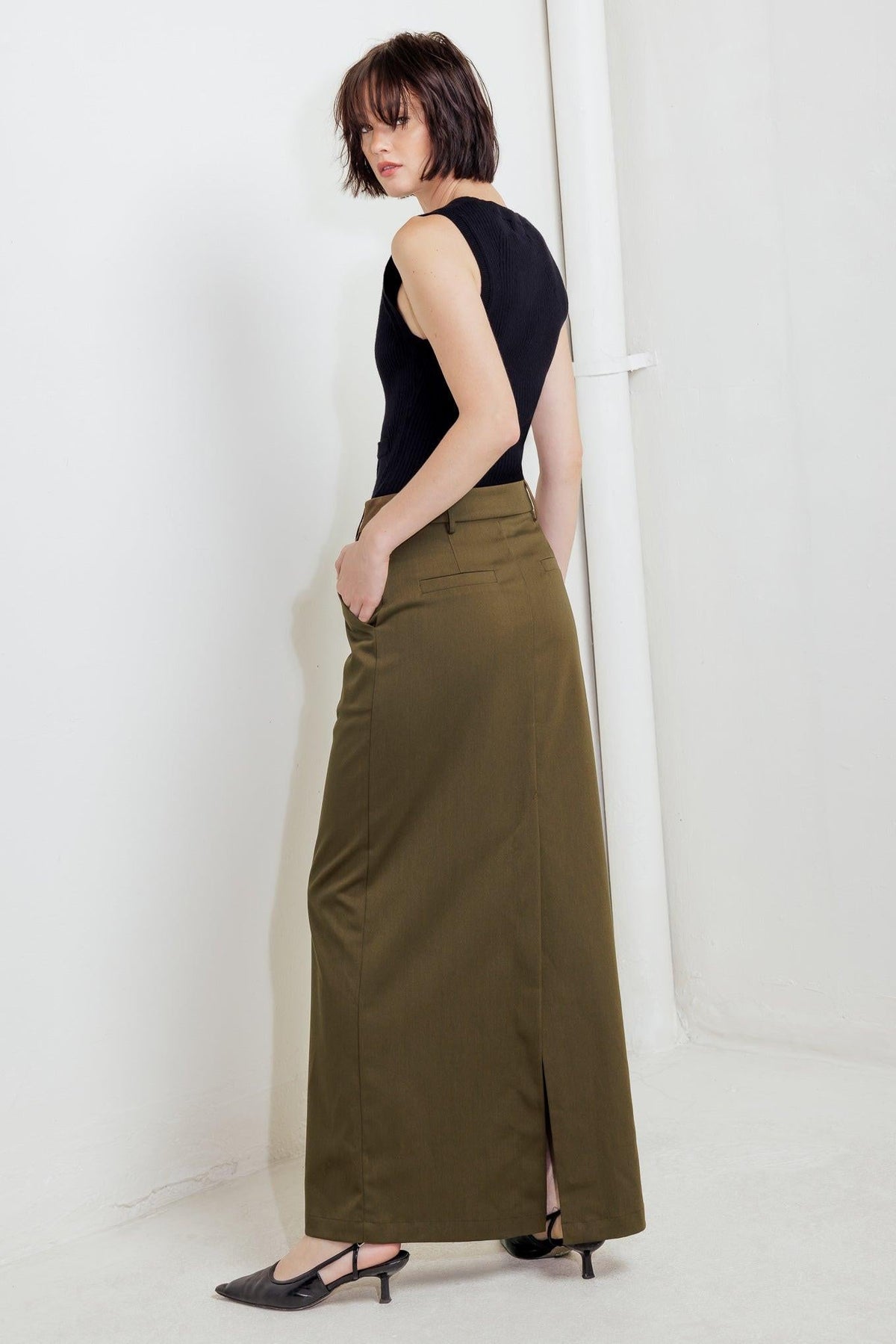 Woven skirt in olive brown, straight midi length with buttoned waistband and belt loops