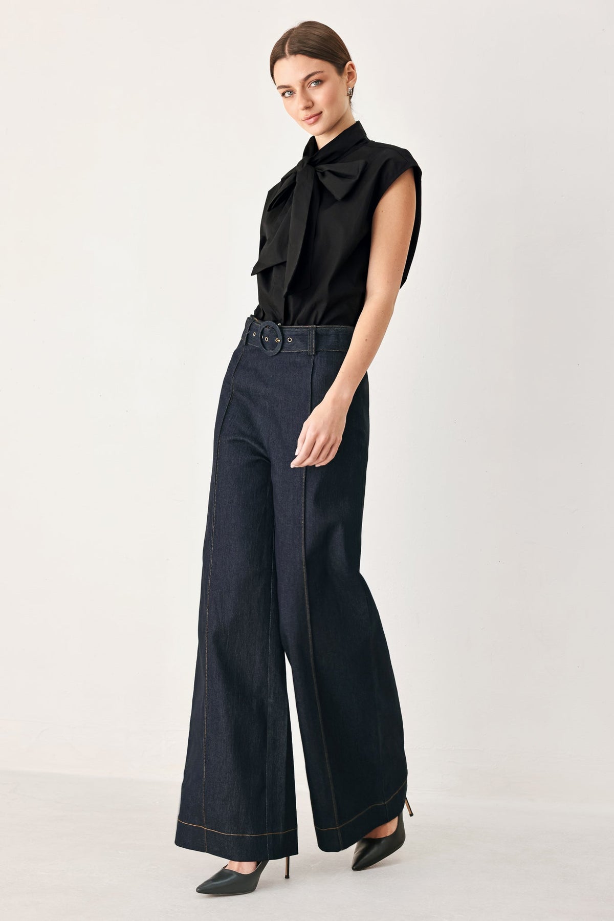 Dark denim wide-leg jeans with contrast side seam lines and wide, straight hem
