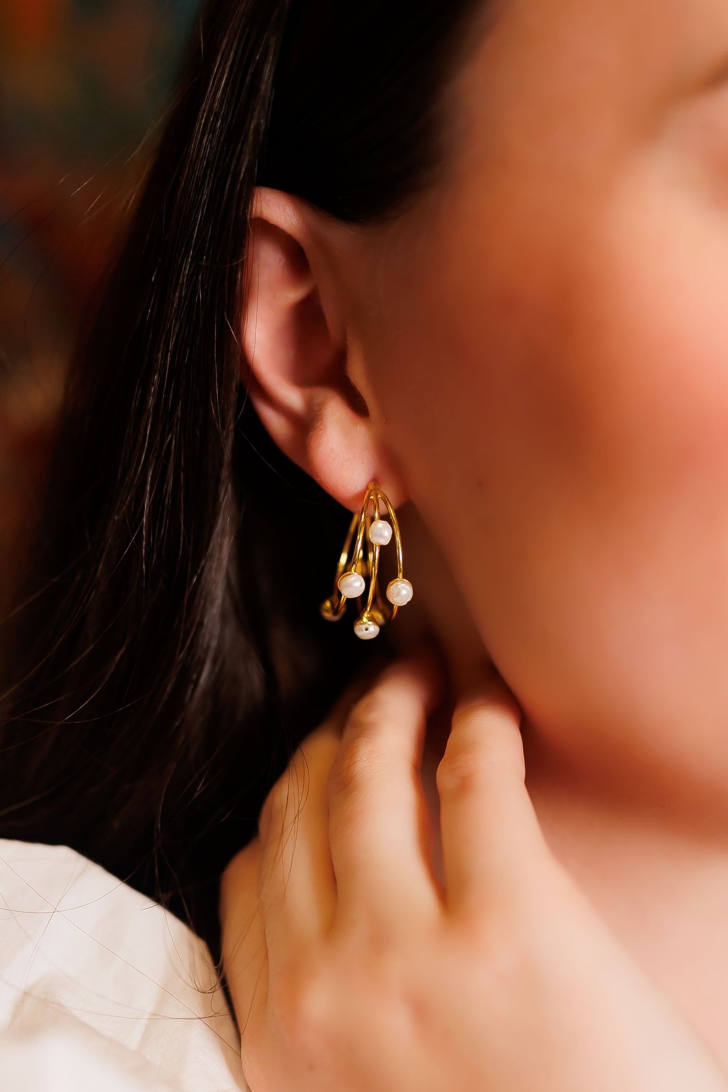 Gold micro margarette hoop earrings with dangling pearls